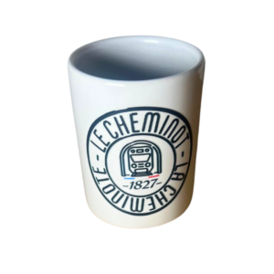 Mug en céramique blanche avec un design ferroviaire