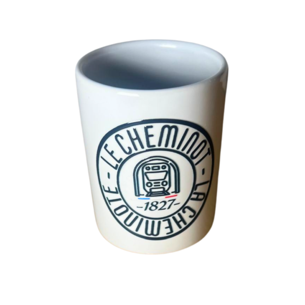 Mug en céramique blanche avec un design ferroviaire